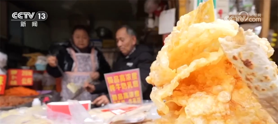 搭时尚潮流 老街巷里“升腾”新年味ag真人传统和新潮碰撞、市井烟火混(图3)