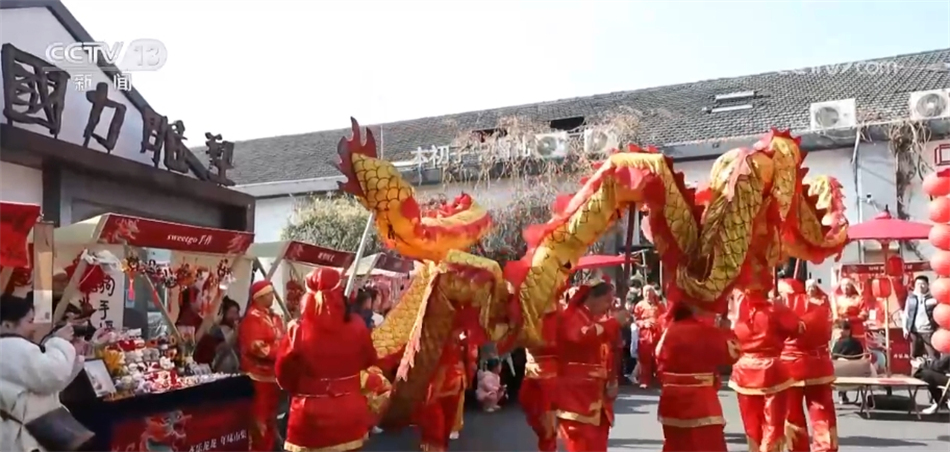 搭时尚潮流 老街巷里“升腾”新年味ag真人传统和新潮碰撞、市井烟火混(图5)